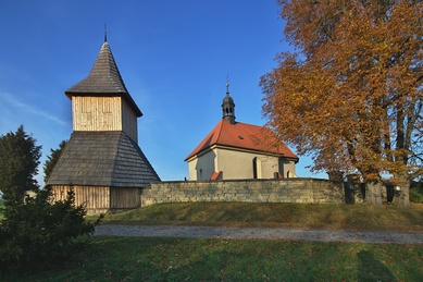 Kostel sv. Jiří s dřevěnou zvonicí ve Psinicích